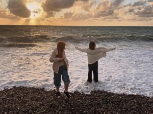 Enfants les pieds dans l'eau