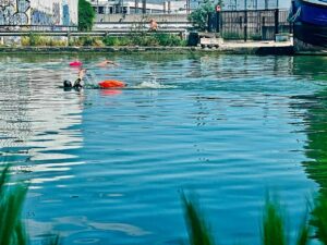 Nageurs dans le canal de l'Ourcq