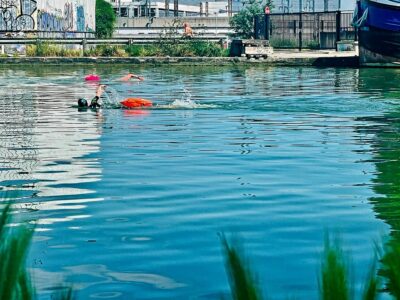 Nageurs dans le canal de l'Ourcq